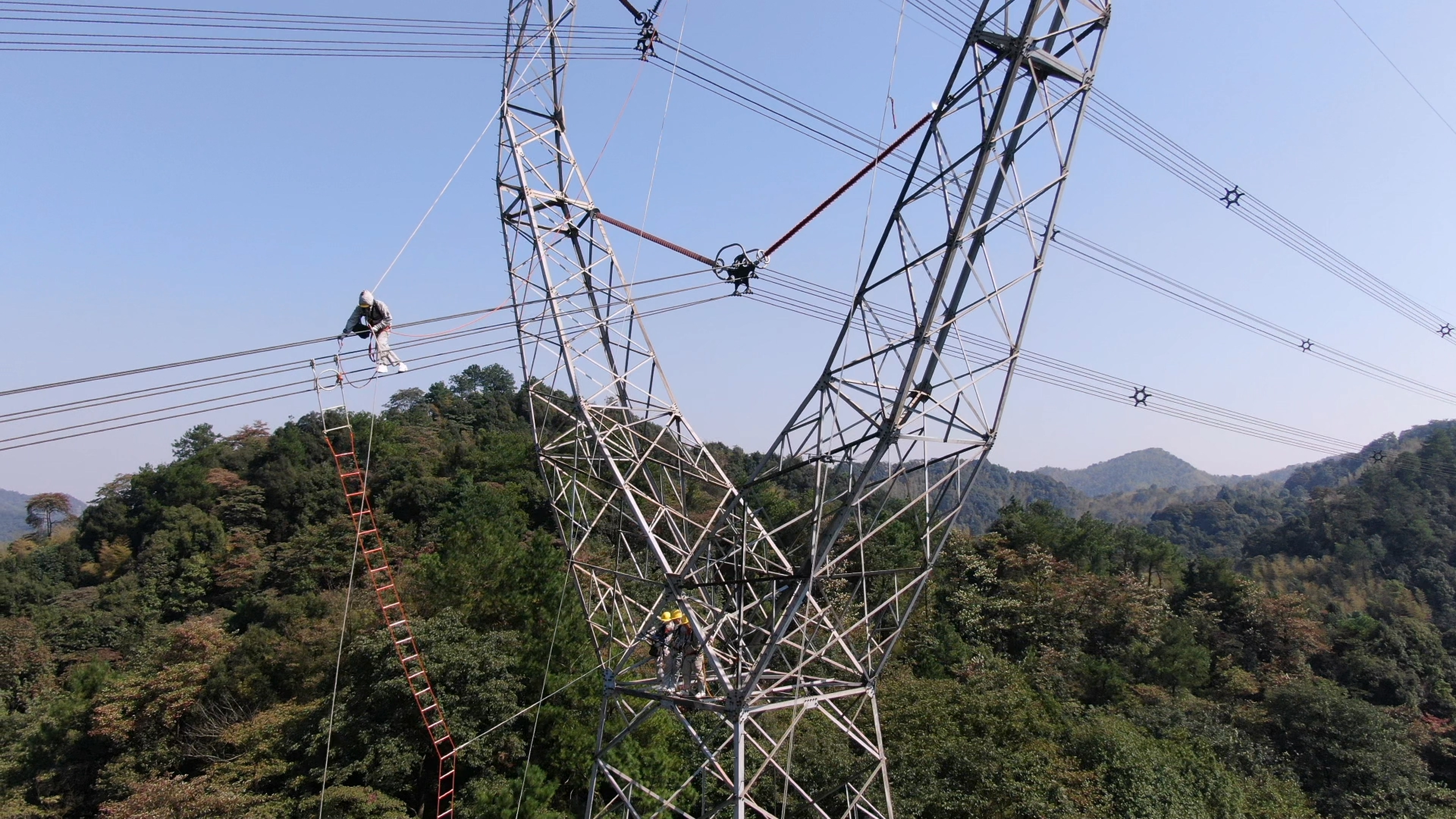 國網(wǎng)湖南電力開展國內(nèi)首次500千伏緊湊型線路帶電作業(yè)