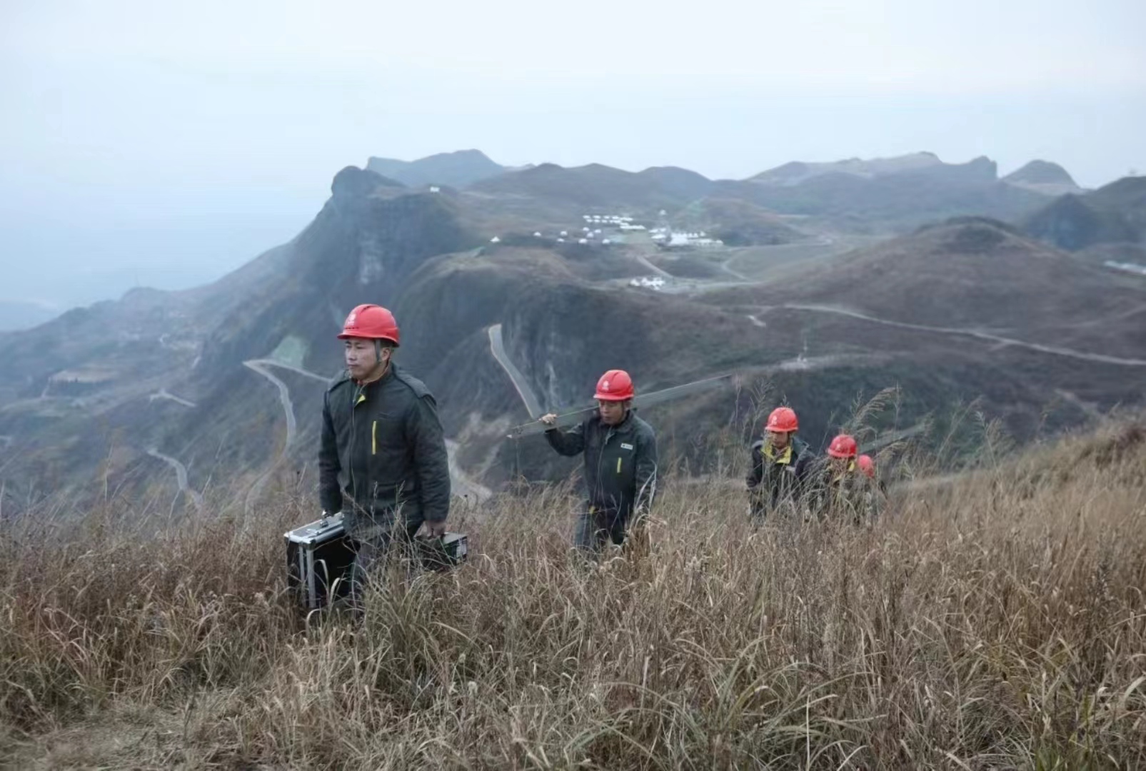 大范圍雨雪冰凍天氣來(lái)襲 湖南電網(wǎng)嚴(yán)陣以待迎戰(zhàn)冰雪